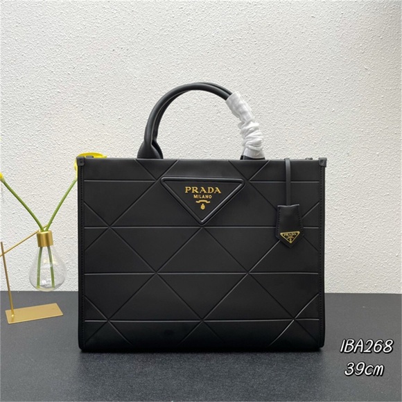 Prada. Handbags - Prada Tote bag in black leather
